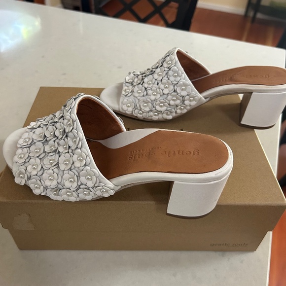 Gentle Souls White Floral w/Faux Pearls Slides (Women's 8B/EU 39) - Picture 4 of 7